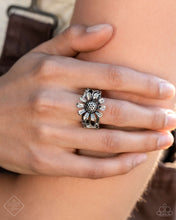 Load image into Gallery viewer, Paparazzi Jewelry Fashion Fix Simply Santa Fe