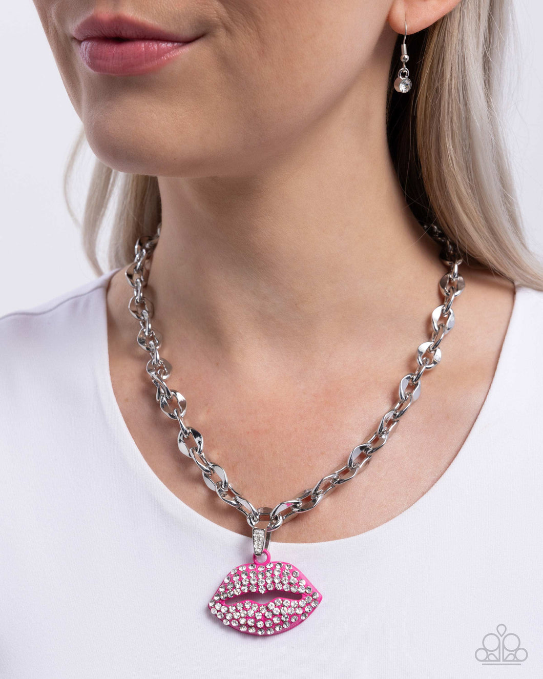 Paparazzi Jewelry Necklace Keepsake Kisser - Pink