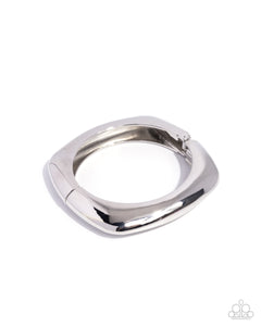 Paparazzi Jewelry Earrings Rounded Reflection - Silver