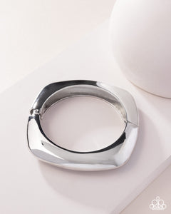Paparazzi Jewelry Earrings Rounded Reflection - Silver