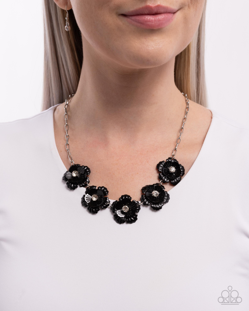 Paparazzi Jewelry Necklace Flower Chain - Black