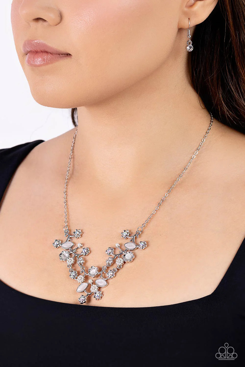 Paparazzi Jewelry Necklace Gardening Group - White