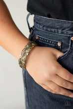 Load image into Gallery viewer, Paparazzi Jewelry Bracelet Paisley Portico - Brass