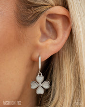 Load image into Gallery viewer, Paparazzi Jewelry Necklace Feminine Flower - White
