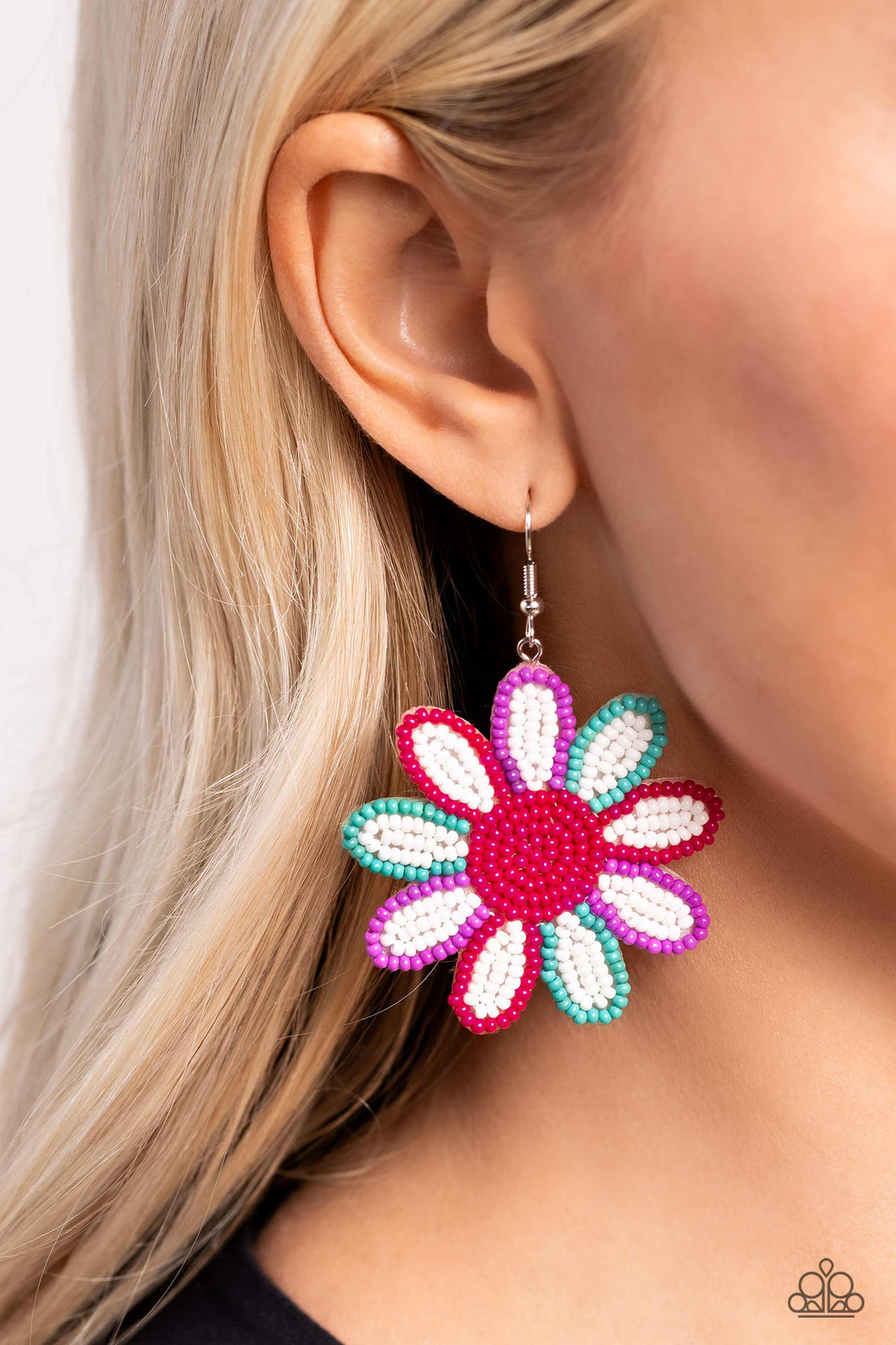 Paparazzi Jewelry Earrings Decorated Daisies - White