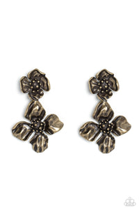 Paparazzi Jewelry Earrings Gilded Grace - Brass