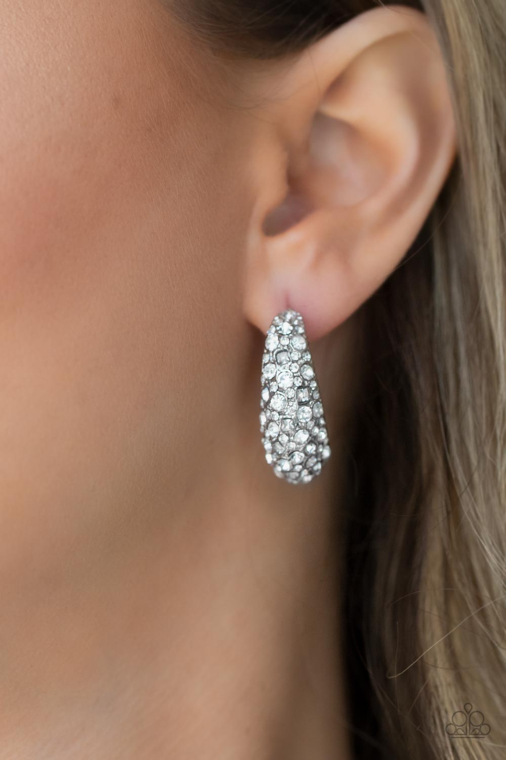 Paparazzi Jewelry Earrings Glamorously Glimmering - White