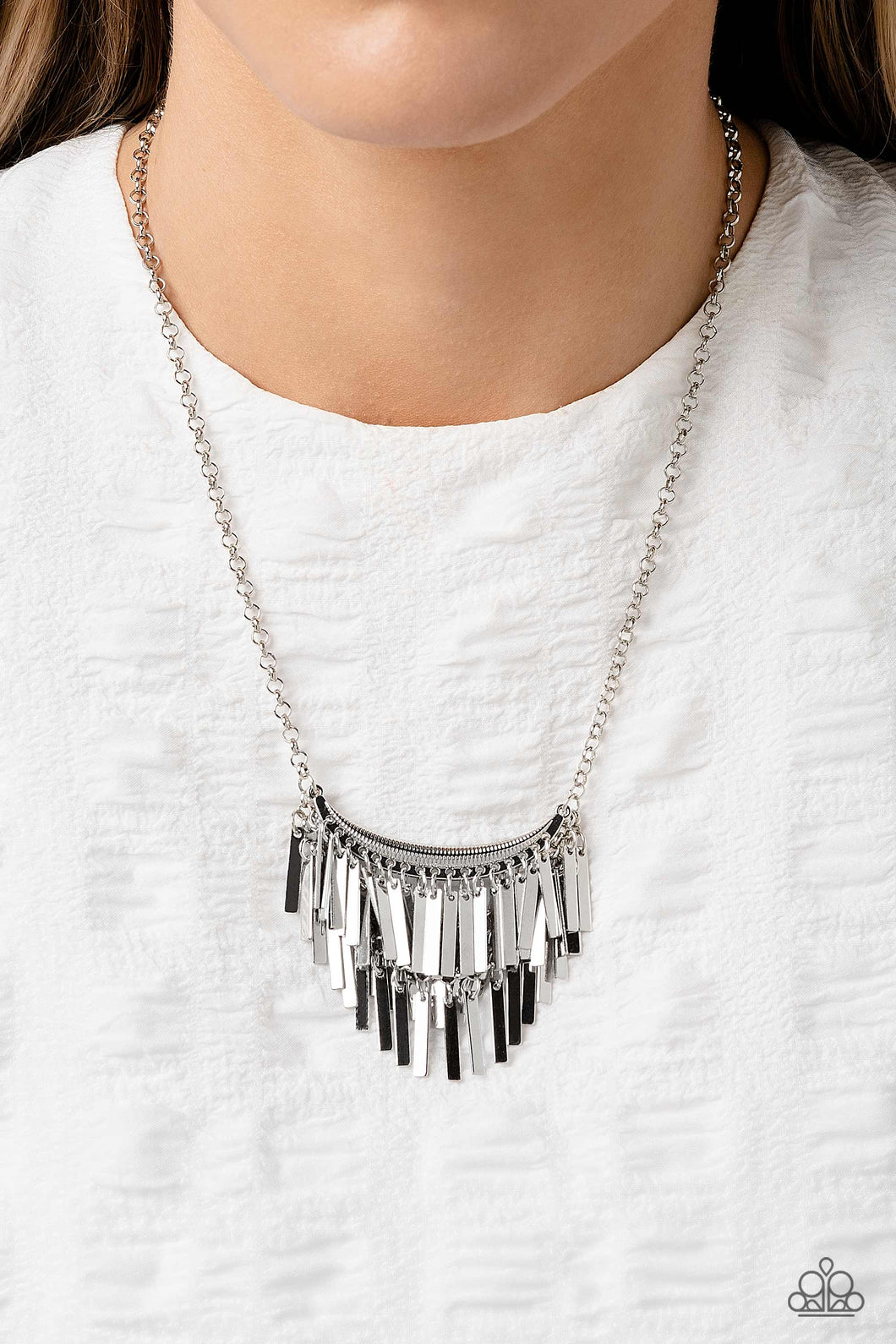 Paparazzi Jewelry Necklace Cue the Chandelier - Silver