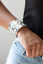 Load image into Gallery viewer, Paparazzi Jewelry Bracelet Garden Fiesta - White