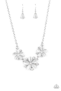 Paparazzi Jewelry Necklace Effortlessly Efflorescent - White
