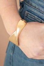 Load image into Gallery viewer, Paparazzi Jewelry Bracelet Retro Reflections - Gold