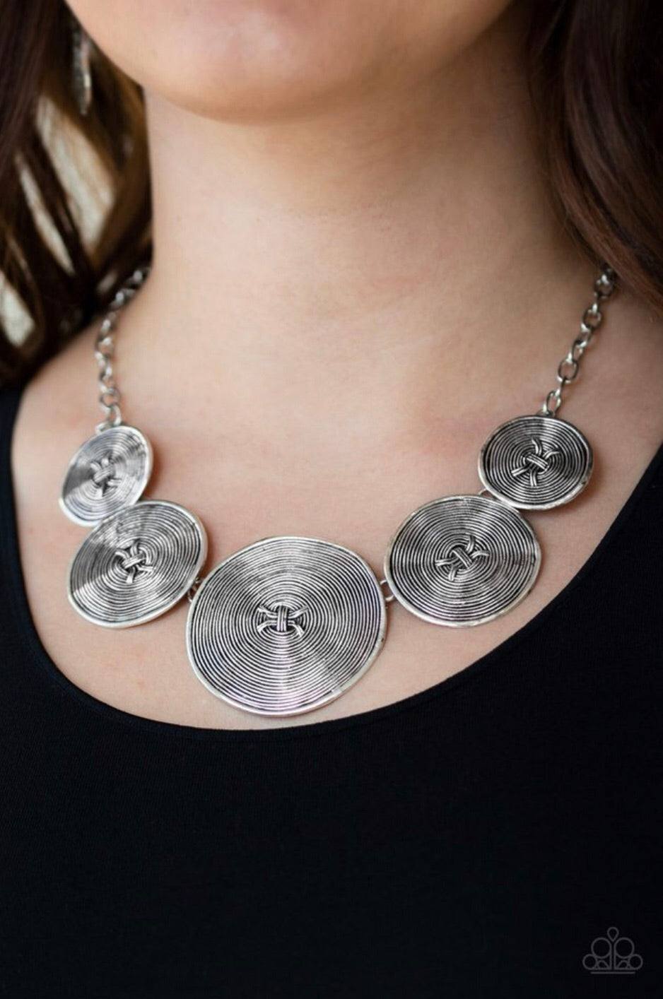 Paparazzi Jewelry Necklace Deserves A Medal - Silver