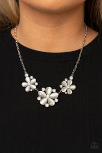 Paparazzi Jewelry Necklace Effortlessly Efflorescent - White