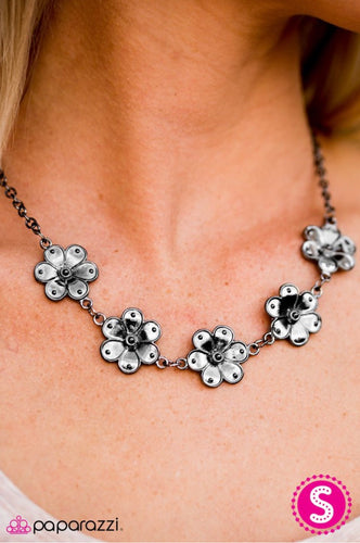 Paparazzi Jewelry Necklace The Earth Laughs In Flowers - Black