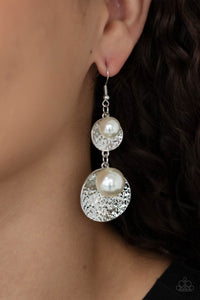 Paparazzi Jewelry Earrings Pearl Dive - white