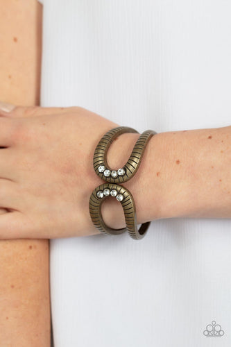 Paparazzi Jewelry Bracelet Desert Prosperity - Brass