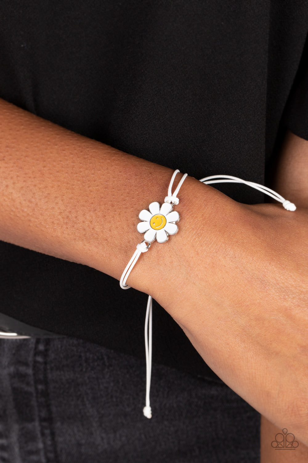 Paparazzi Jewelry Bracelet DAISY Little Thing - White