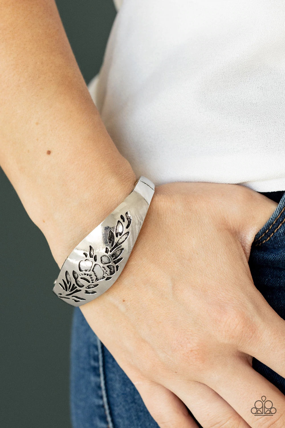 Paparazzi Jewelry Bracelet Fond of Florals - Silver