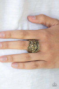 Paparazzi Jewelry Ring Hibiscus Highland - Brass