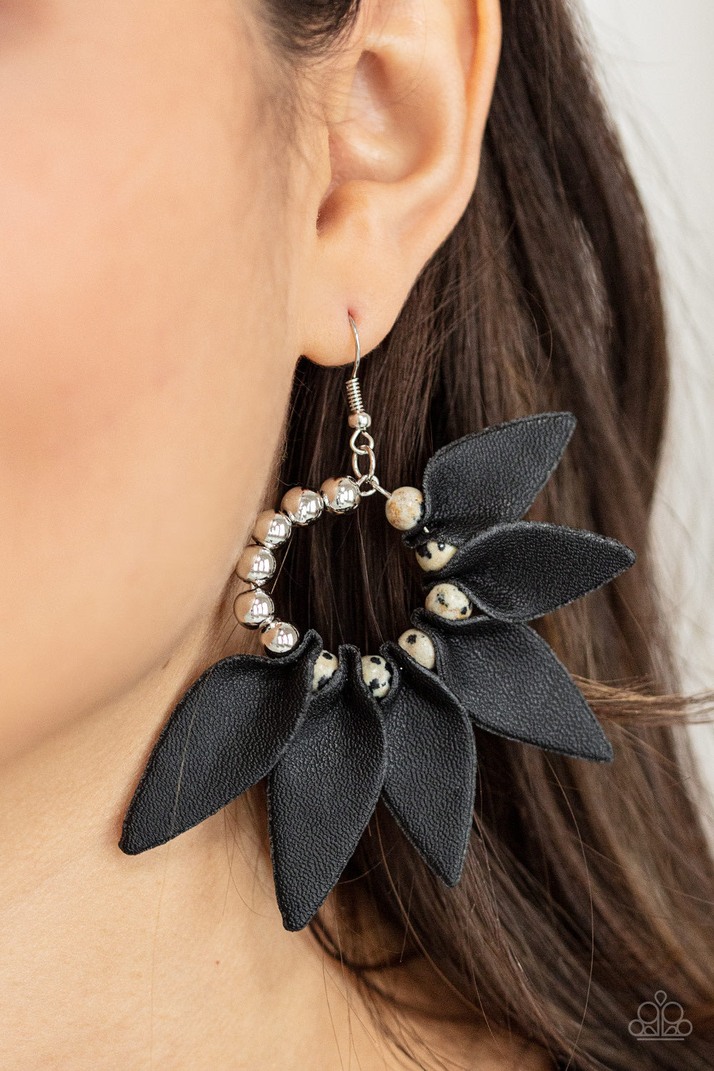 Paparazzi Jewelry Earrings Flower Child Fever - Black